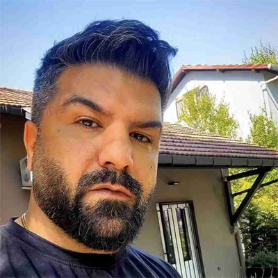 قسمت نشد ببینمت خدانگهداری کنم فرصت نشد بمونم و از تو نگهداری کنم گفتم اگه ببینمت دل کندنم سخته برام اگه یه وقت بگی نرو بی هوا سست میشه پاهام گفتم صداتو نشنوم ندیده از پیشت برم پشت سرم زاری نکن چی کار کنم مسافرم من میرم ولی باز تو بدون همیشه یاد تو از خاطر من فراموش نمیشه حال منو خوب میدونی بی تو تک و تنهام عزیزم اگه تو نباشی میمیرم من میرم ولی باز تو بدون همیشه یاد تو از خاطر من فراموش نمیشه حال منو خوب میدونی بی تو تک و تنهام عزیزم اگه تو نباشی میمیرم نامه رو تا تهش بخون گریه نکن طاقت بیار اشکاتو پاک کن عزیزم سر روی شونه هام بذار باور نکن یه بی وفام نامه میذارم و میرم قسمت زندگیم اینه به کی بگم مسافرم قسمت نشد ببینمت خدانگهداری کنم فرصت نشد بمونم و از تو نگهداری کنم میرم ولی باز تو بدون همیشه یاد تو از خاطر من فراموش نمیشه حال منو خوب میدونی بی تو تک و تنهام عزیزم اگه تو نباشی میمیرم من میرم ولی باز تو بدون همیشه یاد تو از خاطر من فراموش نمیشه حال منو خوب میدونی بی تو تک و تنهام عزیزم اگه تو نباشی میمیرم